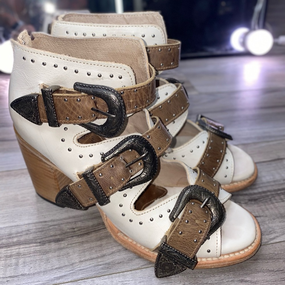 ❌ SOLD ❌ Freebird by Steven “VIOLET” leather white multi sandals shoes — size 10